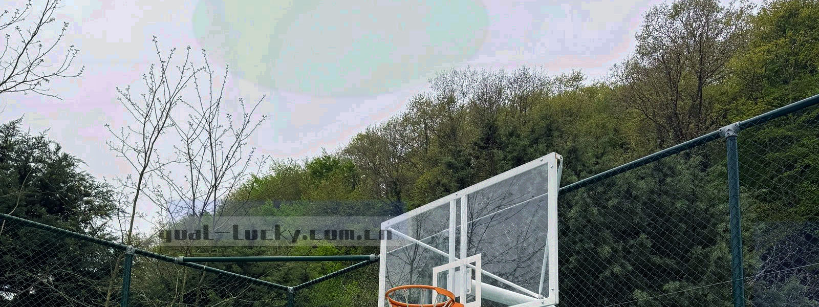 深色背景上交错排列的细线路径纹理，暗示步骤与流程的走向
